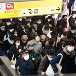 大混雑のポートライナー三宮駅＝２５日午前７時５４分、神戸市中央区