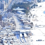 大雪の影響で運転を見合わせるなどしたＪＲ神戸線と、渋滞する国道２号＝２５日午前９時３７分、神戸市須磨区