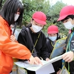 フィールドワークで児童に寄り添う神戸学院大の学生（左）ら＝神戸市灘区