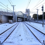 雪に覆われたＪＲ神戸線＝２５日午前７時３５分、神戸市須磨区