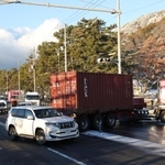 寒波の影響で路面が凍結し、スリップ事故が相次いでまひ状態となった神戸市内の幹線道路＝２５日午前７時４２分、神戸市須磨区一ノ谷町５