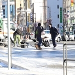 凍り付いた道路で転ぶ人々＝２５午前８時５０分、神戸市中央区