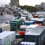 大雪の影響で渋滞する国道２号＝２５日午前７時４分、神戸市須磨区