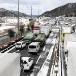 寒波の影響で未明からほとんど動かなくなった車列で埋まる国道２号＝２５日午後０時２３分、たつの市揖保川町
