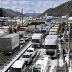 寒波の影響で未明からほとんど動かなくなった車列で埋まる国道２号＝２５日午後、たつの市揖保川町