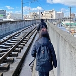 高架の線路わきを歩いて加古川駅に向かう乗客ら＝２５日午前１１時５５分、加古川市加古川町溝之口