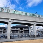 高架上で立ち往生した電車車両＝２５日午後０時７分、加古川市加古川町溝之口