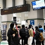 ＪＲ神戸線では夕方に運転再開を発表した後も、運行状況は「調整中」のままだった＝２５日午後５時３８分、神戸市中央区、ＪＲ三ノ宮駅