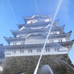 姫路城大天守に向かって放水する消防隊員ら＝２６日午前、姫路市本町