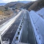 寒波の影響で通行止めが続く阪神高速北神戸線＝２６日午前、神戸市北区