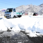 朝来市内では１月の観測史上最低となる氷点下１２・５度を記録。街の各所では雪が残り、氷が張った場所も見られた＝２６日午前、朝来市和田山町枚田岡