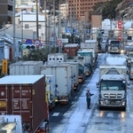 渋滞する国道２号＝２５日午前、神戸市須磨区