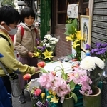 近所の人に愛されていた地域猫のナンダスのために作られた祭壇。子どもたちが足を止める光景も見られた＝神戸市垂水区塩屋町３
