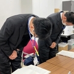 公用スマホの紛失と虚偽報告について謝罪する尼崎市の幹部＝尼崎市役所