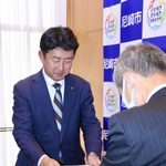 尼崎市の松本眞市長に要望書を手渡す尼崎市暴力団追放推進協議会の会長＝尼崎市役所