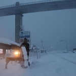 歩道に積もった雪を除雪する男性＝２８日午後、香美町香住区余部