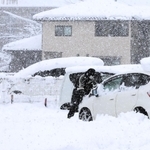 大雪で駐車場から車を出すのもひと苦労＝２８日午前１０時５２分、豊岡市寿町
