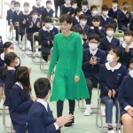 母校の加古川小学校の創立１５０周年記念式典に、サプライズで登場した上野樹里さん＝２０２２年１２月３日、加古川市加古川町木村