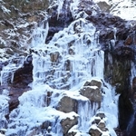 最強寒波の影響で氷結した七曲滝。氷の造形がハイカーを魅了する＝３０日午前、神戸市北区有馬町