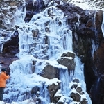 最強寒波の影響で氷結した七曲滝。氷の造形がハイカーを魅了する＝３０日午前、神戸市北区有馬町