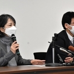 神戸地検尼崎支部に再捜査要請を退けられ、記者会見した有友裕子さん（左）＝３０日午前、尼崎市内