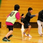 小学生ハンドボールクラブ「ジョセフ蓮池」。創設者の粟田監督（右）にとっても中体連の大会出場は悲願だった＝兵庫県播磨町西野添４、蓮池小学校