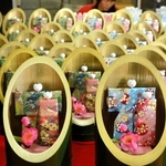 竹取物語を思わせる「かぐやびな」。左が平成柄で右が令和柄＝兵庫県上郡町高田台