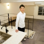 明舞団地の集合住宅でリノベーションを手がけた清水大介さん。ニュータウン再生の期待を背に受ける＝明石市松が丘１