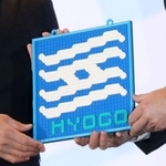 レゴブロックでつくった兵庫県の県旗＝ひょうごはじまり館