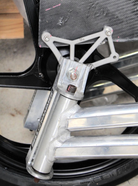 極限まで軽量化したバイクの部品。日本のものづくりの技術が詰まっている＝丹波市内