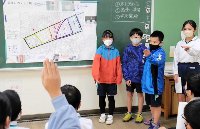 各班で自作した防災マップを発表し、意見交換する児童たち＝西灘小