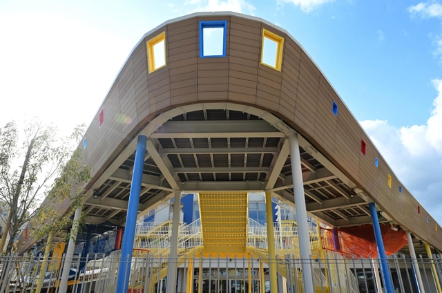 下町に登場した「大型船」。充実させた遊具で２月１１日に開業するこべっこランド＝神戸市兵庫区上庄通１