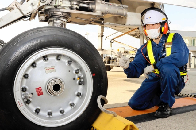 機体に不具合がないかをチェックする整備士の大貫光星さん＝神戸市中央区、神戸空港