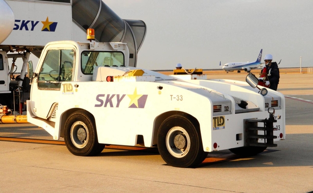 重さ約６０トンにも上る機体を滑走路に押し出す専用車＝神戸市中央区、神戸空港