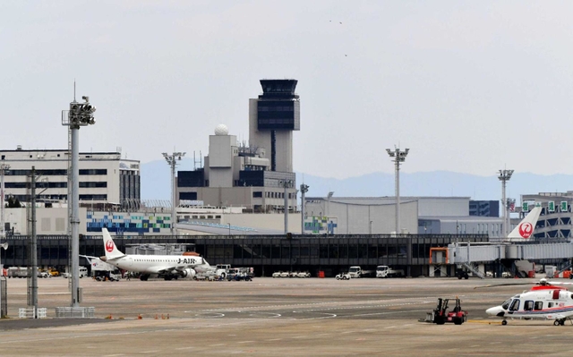 旅客機が駐機する大阪（伊丹）空港＝２０１９年４月、伊丹市