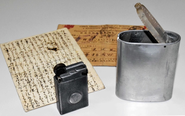 柴田順一さんが舞鶴引揚記念館に寄贈した伯父のライターやたばこ入れ、はがき＝京都府舞鶴市