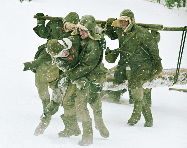 映画「ラーゲリより愛を込めて」のカット。過酷な強制労働に従事する抑留者を二宮和也さん（右から２人目）らが演じている（（ｃ）２０２２映画「ラーゲリより愛を込めて」製作委員会（ｃ）１９８９清水香子）