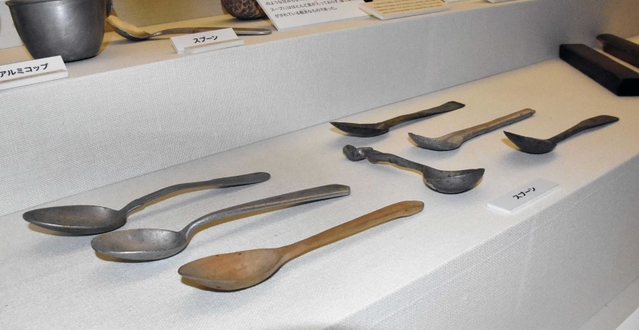 抑留体験者が手作りしたスプーンなどが展示されている舞鶴引揚記念館＝京都府舞鶴市