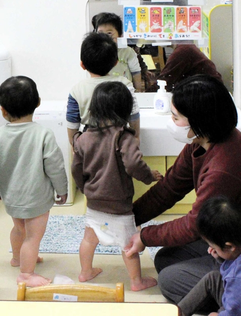 おむつ替えの時間。明石市の市立保育所では２０２０年６月に使用済みおむつの家庭への持ち帰りを廃止した＝同市松が丘３、市立松が丘保育所