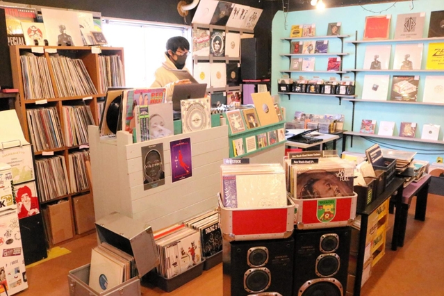 レコード店「汎芽舎」の店内。オーナーの槇山悠さんはＤＪ教室も開いている＝神戸市中央区元町通１