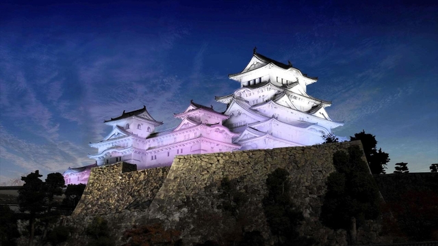 新しい姫路城のライトアップでは、毎日午後８時、９時に季節に応じた特別演出を実施する（姫路市提供）