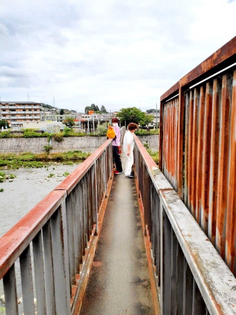 日本で一番狭い？　生瀬水管橋で体を横向きにしてすれ違う住民ら（西宮市宝生ケ丘１から撮影）