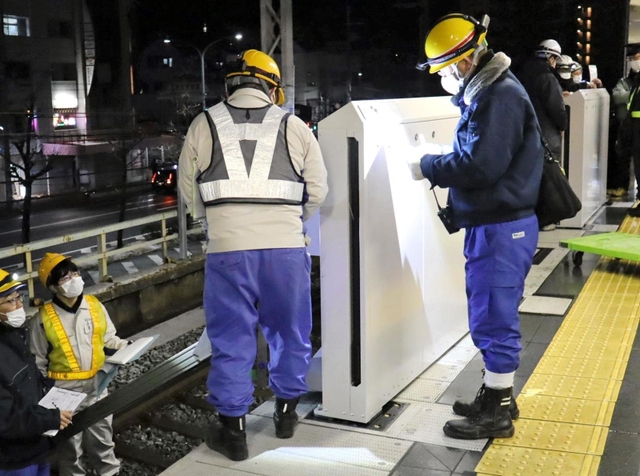 スペース確保のため延伸したホームの東端付近で、深夜に行われた可動式ホーム柵の設置作業＝神戸市中央区国香通１（阪急電鉄提供）