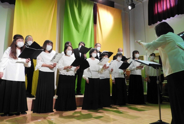 神戸の壁の歌を歌い上げる神戸市役所センター合唱団＝神戸市兵庫区、神戸音楽センター会館（三原泰治さん提供）