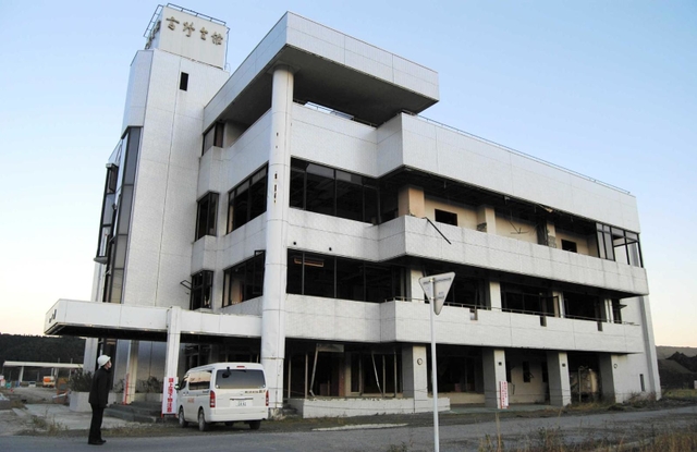 東日本大震災の津波にのまれたが、屋上に避難した３２７人を救った高野会館＝宮城県南三陸町