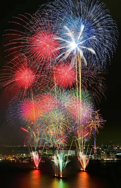 第４９回みなとこうべ海上花火大会で夜空を彩った花火＝２０１９年８月、神戸市中央区東川崎町１から