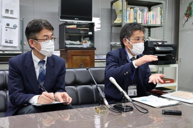 新型コロナワクチン接種事業のコールセンター業務について委託先が契約違反をしていたことを説明する西宮市保健所の園田敏文副所長（左）とワクチン接種課の池田敏郎課長＝西宮市役所