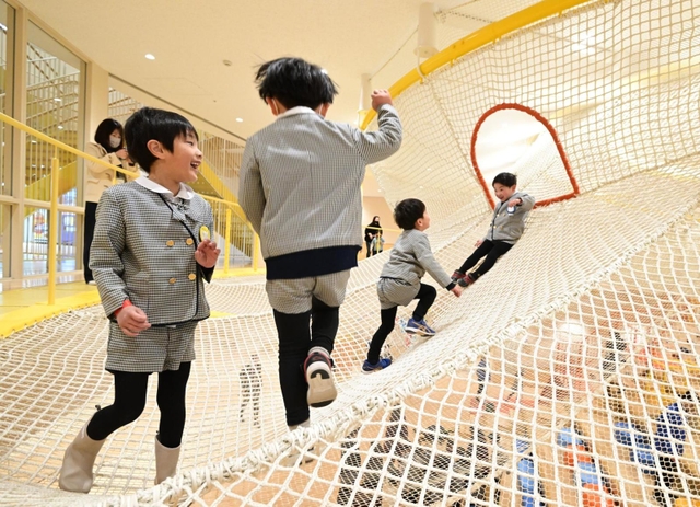 大型ネット遊具で遊ぶ子どもたち＝１０日午前、神戸市兵庫区上庄通１、こべっこランド