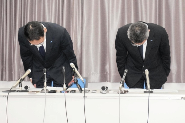ＡＴＳの設定ミスを謝罪するＪＲ西日本車両設計室の島田直人室長（左）と岸田泰司担当課長＝１０日午後、ＪＲ西日本