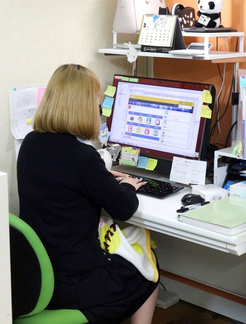 週５日、事務などの仕事に励んでいる児童養護施設出身の女性＝明石市魚住町錦が丘４